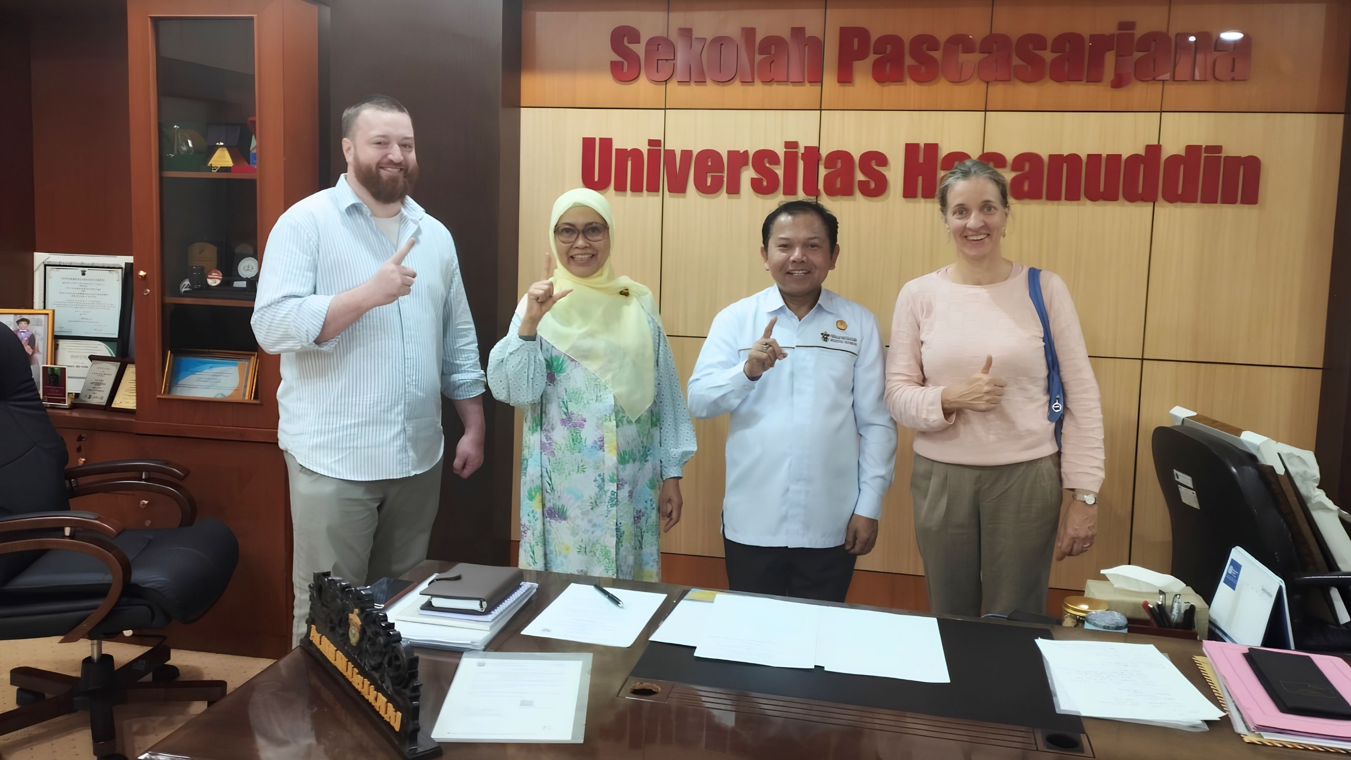 Dekan Sekolah Pascasarjana Universitas Hasanuddin, Prof. Sukri Palutturi, bersama Prof. Nadiarti Nurdin Kadir dan Natalie Van Houtte dari University of Antwerp, Belgia, dalam rangka kunjungan akademik dan penguatan kolaborasi penelitian di bidang genetika dan pengelolaan laboratorium, Makassar, 19 Oktober 2026.