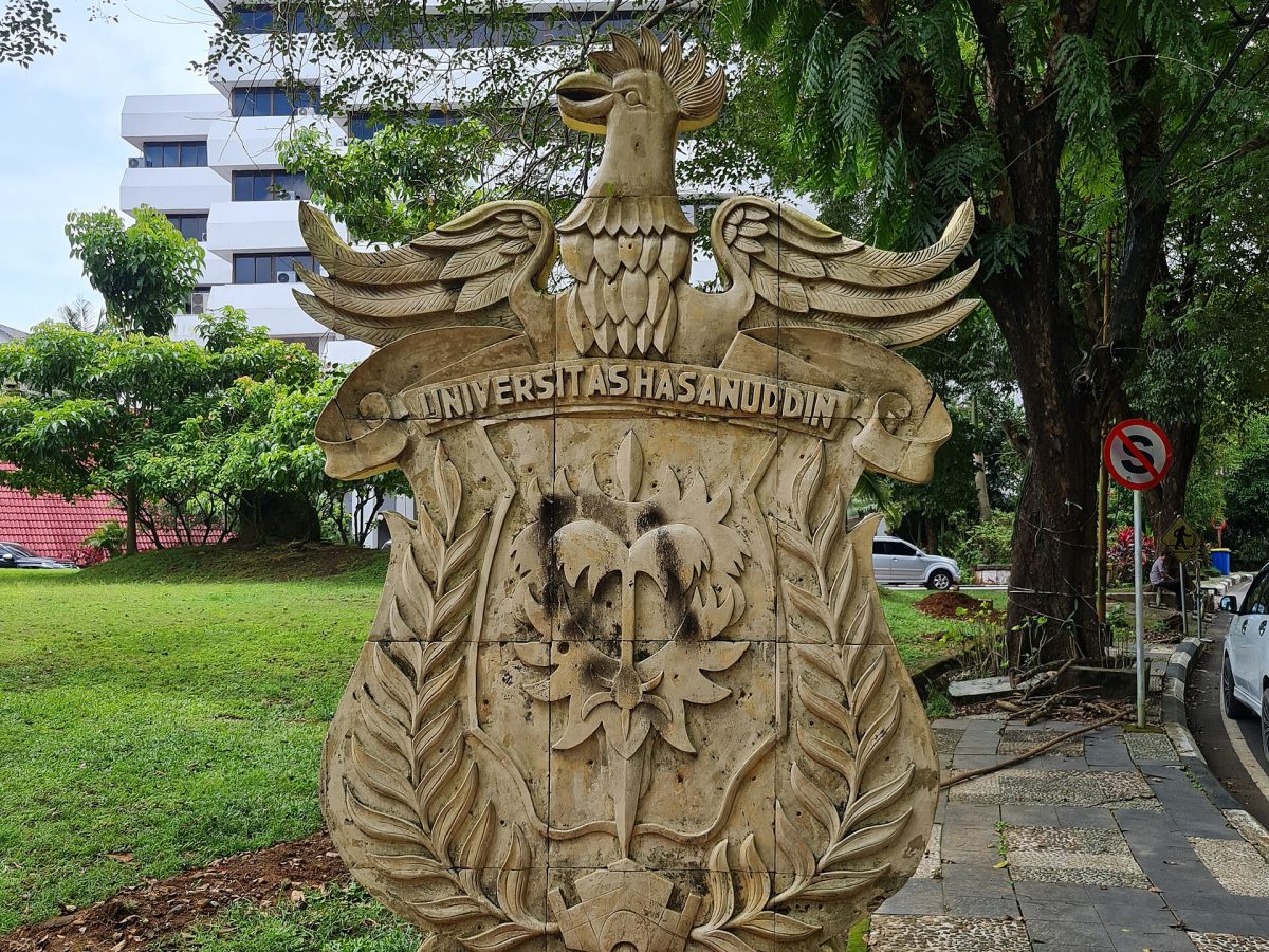 Patung lambang Universitas Hasanuddin di Kampus Tamalanrea