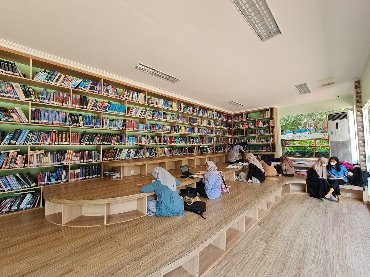 Mahasiswa belajar di perpustakaan Fakultas Kedokteran Universitas Hasanuddin
