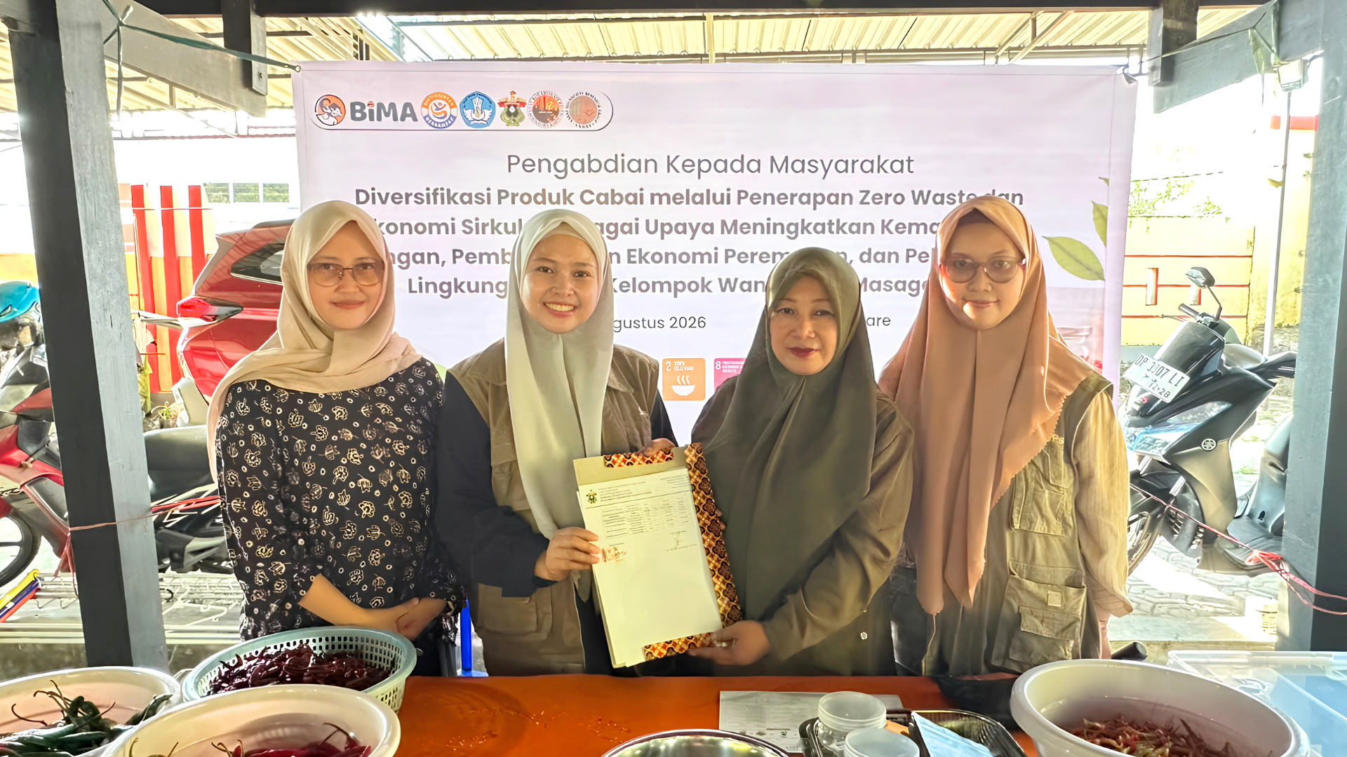 Dukung Penerapan SDGs, Tim SPs Unhas Latih KWT Masagenae Parepare Olah Cabai Zero Waste